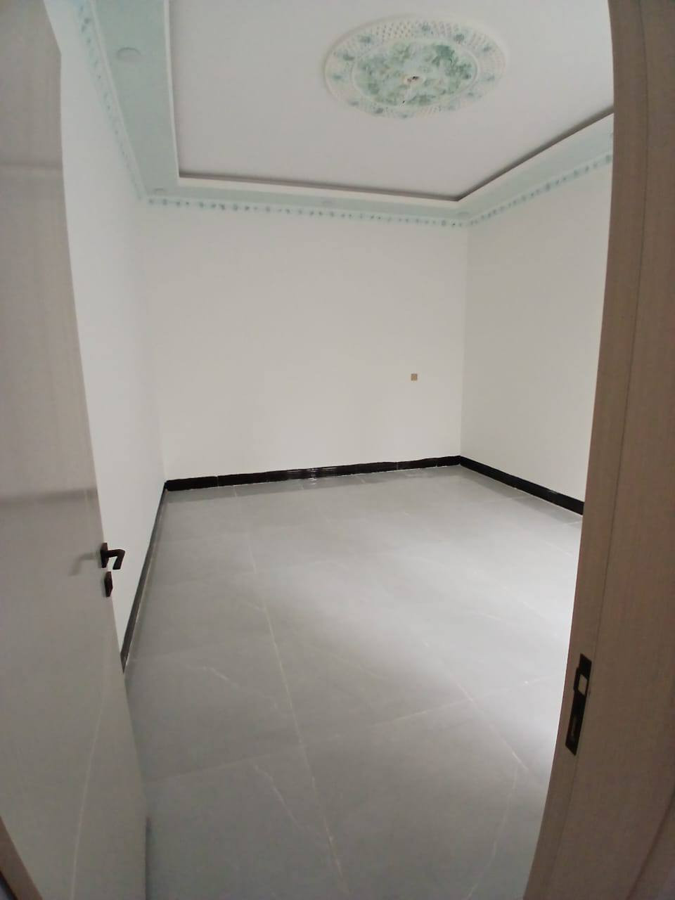 دار للبيع مساحه 300م واجهه10نزال 30  شارع المستشفى العسكري شارع 15 مبلط
الواجهه حجر اخضر 
سحب مغربي فول 
4غرف نوم 
للاستفسار الاتصال على ***********
السعر خاص
