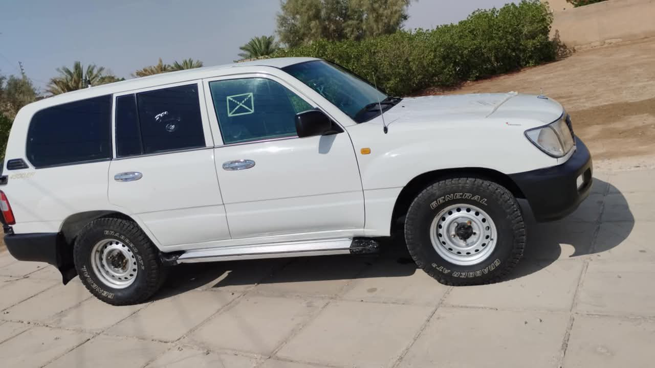 بسم الله الرحمن الرحيم 
لاندكروز موديل 2000للبيع 
مزاد وزاره الداخليه نضيفه وخير من الله محركه ممفتوح تانكيات ثنين شغالات 
وأوراقها كامله باقي بس تدفع كمرك وترقم  السعر ٩٠ وبيها مجال للشراي 
الاتصال بالرقم ***********
