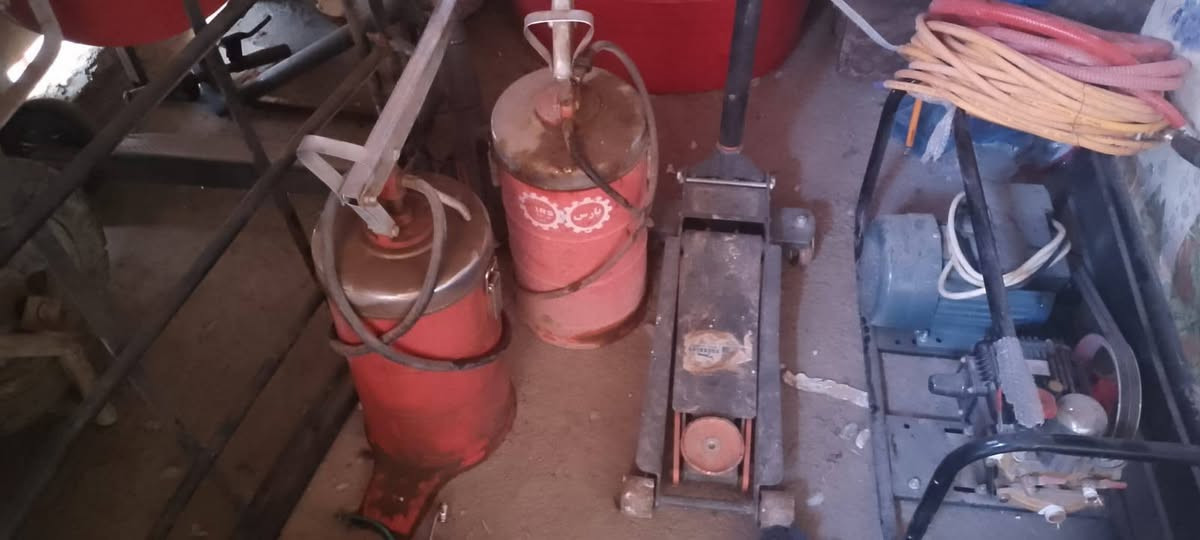 غراض محل دهن كامله للبيع مع مولده كيه مع رنبات حديد طولهن 3امتار مع مضخه ماء ...الاستفسار على الرقم ***********
