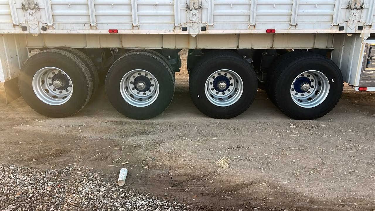 السياره للبيع 2017 فول و جديده للستفسار ***********
