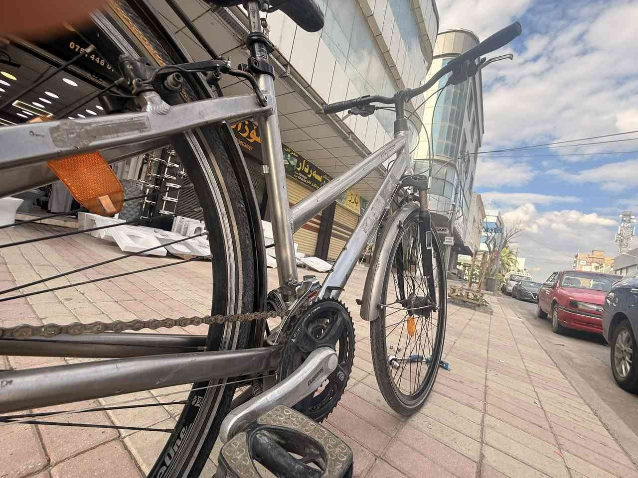 بايسكل ماركه Hapyson اليابانية 🇯🇵    بايسكل كلش جديد.  سستم  بريكات وكير  8 سرعات  Shimano.    الياباني. على وضع الشركه ما مغير بي شي     ما بي نقص.     سعره 230 الف. و بي مجال قليل كلش. للشراي.  هذا رقمي. بي واتساب *********** مكاتي اربيل  منطقه هولير نوي اربيل الجديده قرب مجدي مول.  شارع. كويه
