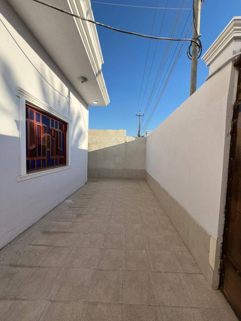 ملك صرف زراعي عراقي #تحويل سهم للمشتري
إبي الخصيب - منطقة شيخ ابراهيم 
الدار يقع على شارع تبليط 10م
تتوفر كافة الخدمات / ماء كهرباء انارة تبليط مدارس .
اساس وسقف كونكريت / الدار #جاهز للسكن 
#يحتوي :: كراج يسع ثلاث سيارات . منور محيط الدار 
صحيات خارجية . مدخل كلدور . مدخل صالة . مطبخ 
صحيات داخلية . غرفتين منام . مصعد درج للسطح .
#السعر_المطلوب :: 135 مليون قابل للتفاوض 
#للأستفسار ::***********
