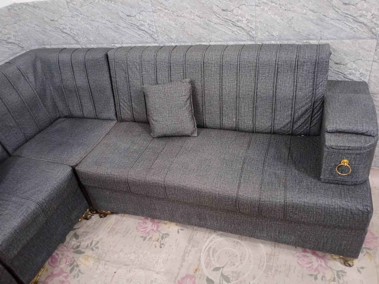 السلام عليكم ديوان للبيع نضيف 7امتار 5 قطع السعر 300 وبي مجال ***********
