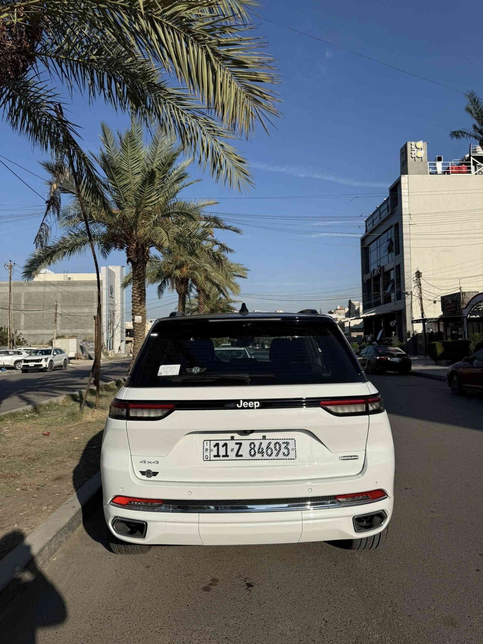 .
الموديل: 2024 (خليجي)
العداد: 10 الف كيلو متر

المحرك: 3.6 لتر 6 أسطوانات (V6) 
القوة الحصانية: 293
عزم الدوران (نيوتن-م): 352
ناقل الحركة: اوتوماتيك 8 سرعات 

الضمان 3 سنوات أو 60،000 كم (ايهما أولاً)

المواصفات:
*نظام دفع رباعي 4X4متطور
*نظام التعليق الهوائي (جكات)
*فتحة سقف بانوراما 
*الصندوق كهربائي بخاصية الفتح باستشعار القدم او البصمة
*ويل المنيوم قياس 20 انج
*شاشة التحكم الرئيسية لمس بنظام Uconnect 5 بقياس 10.1 انج مع نظام ملاحة
*شاشة القيادة الرقمية بقياس 10.25 انج
*شاشة عرض لوحة القيادة على الزجاج الأمامي (داتا شو)
*رادار تفاعلي مع خاصية التوقف والانطلاق
*تحذير النقطة العمياء
*تحذير الخروج عن المسار
*نظام المحافظة على البقاء فى المسار
*نظام التعرف على اشارات المرور
*خاصية المساعدة على التوجية فى التقاطعات لتفادى الحوادث
*حساسات امامية وخلفية
*كاميرات 360 للرؤية المحيطية
*كاميرا رؤيا ليليه
*المرآة الداخلية مزودة بشاشة لعرض الكاميرا الخلفية
*نظام مانع تصادم خلفى
*نظام القيادة شبه الذاتية
*مقصورة الركاب من الجلد الفاخر
*المقاعد الامامية مبردة ومدفأة
*المقاعد الخلفية مدفأة
*المقاعد الامامية مساج 
*مقاعدة امامية كهربائية 
*مقاعد امامية ذاكرة 
*نظام ابل كار بلاى و اندرويد اوتو لاسلكي
*نظام صوتي فاخر 9 سماعات من ALPINE
*دخول ذكي (بصمة)
*نظام التشغيل عن بُعد
*مرايا خارجية قابلة للطي كهربائيًا مدفئة
*مصابيح أمامية أوتوماتيكية مع مصابيح نهارية وكشافات ضباب LED 
*نظام التحكم التلقائي في الضوء العالى
*دواسات جانبية
*ماسحات زجاج أمامي حساسة للمطر
*شاحن هاتف لاسلكي
*انماط قيادة متعددة رياضية وللطرق الوعرة
*وسائد امان هوائية أمامية/جانبية/ خلفية.
مكان بغداد السيدية
للاستفسار ***********
