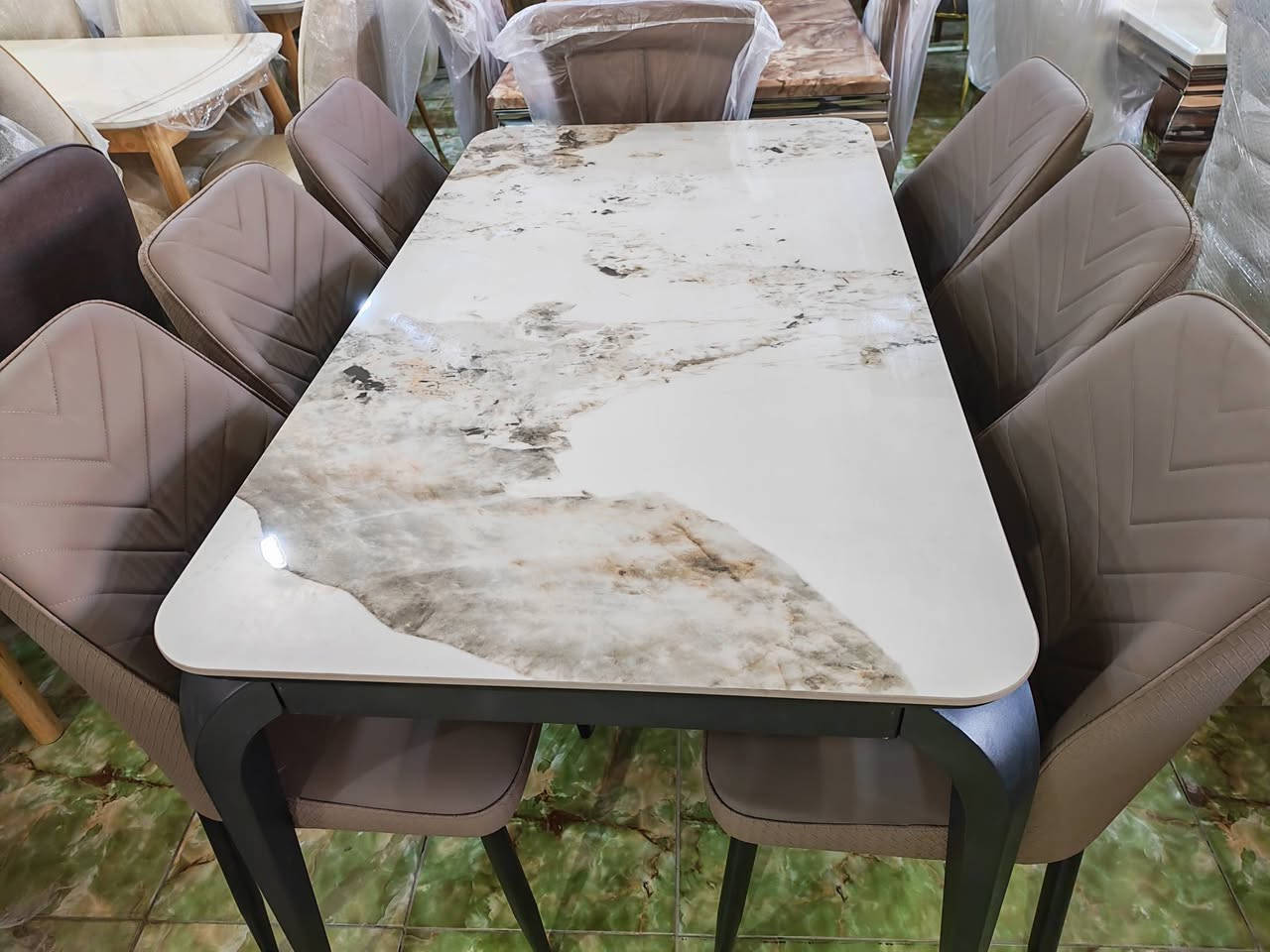 تمنياتنا بشهر رمضان كريم ومبارك على الجميع 
وصلت لدينا موديلات مختلفه من ميز الطعام 
أبو 8 كراسي  و 6 كراسي و 4 كراسي
وهذا الموديل متوفر حاليا ويتكون من 6 كراسي
والسطح للميز بورسلين وقواعد الكراسي من الحديد الثقيل 
علما أن البيع بالنقد والقسط المريح 
@ معرض القزاز للاثاث الجاهز
 في الشطره قرب مطعم الكرار
للاتصال *********** واتساب
