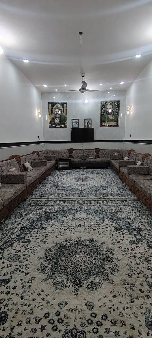 الدار البيع مساحة ٢٠٠ متر مربع المكان حي النداء قرب القضاة يحتوي على استقبال كبير و مطبخ حار و بارد صاله كبيره عدد الغرف ثلاثه غرف صحيات عدد اثنين داخلي وخارجي مكلف بنشر ***********
