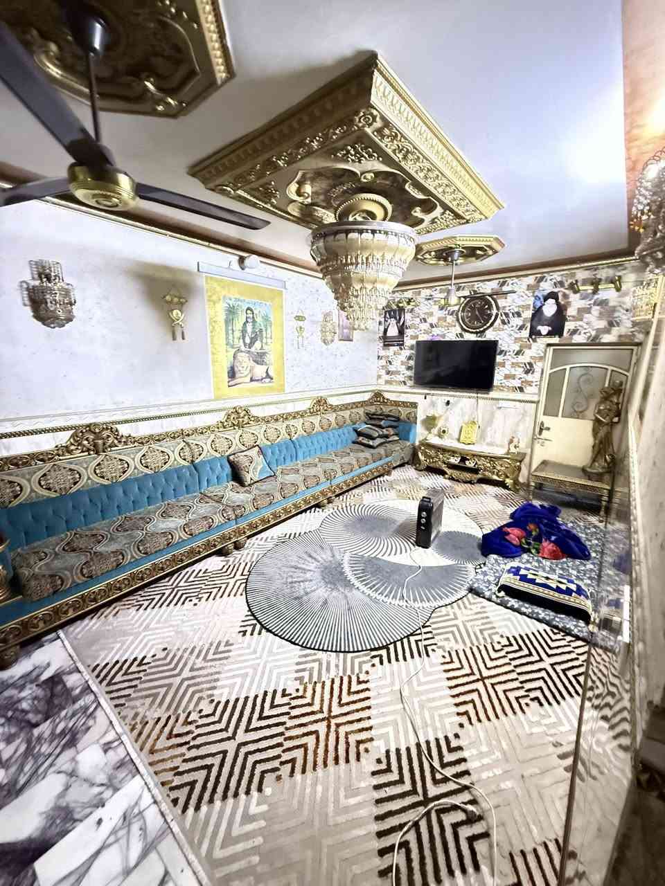 سلام عليكم
بيت مساحة ١٤٤ متر
طابق ونص ٣ غرف والرابعه غرفة جبيره سكف ساندويج
بيت مرتب مدينه الصدر قطاع ٣٢ اول فرع على شارع جوادر مال مريدي سعرة ١٩٥ 
رقم الهاتف ***********
رقم ثاني ***********
