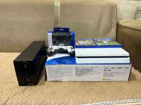 سلام عليكم
4 بلي
500GB سلم 
قراند 5 
فيفه25
جوستك2
%نضافه90
السعر 325
***********الاستفسار
