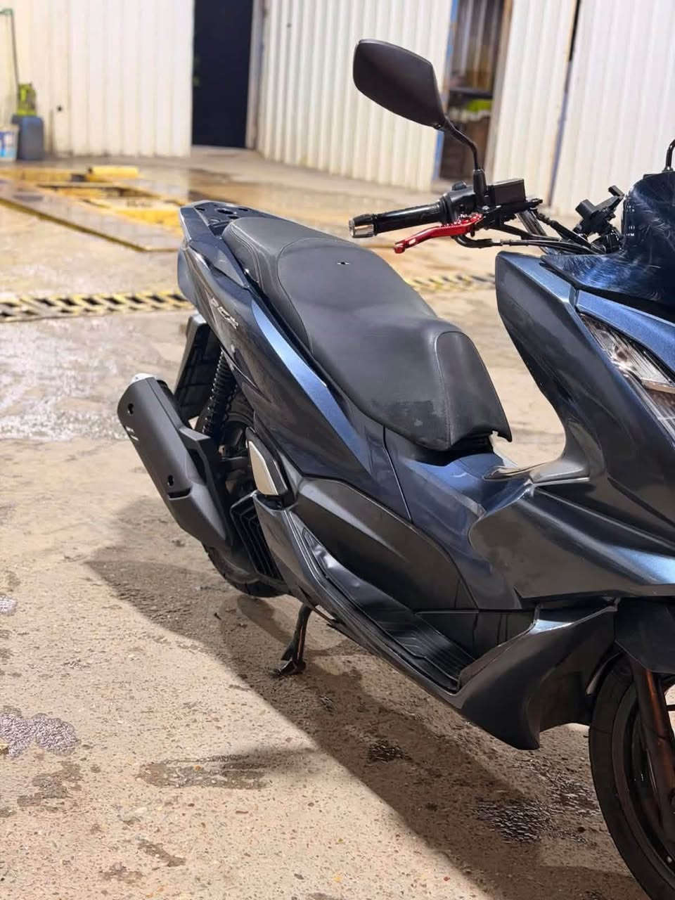 بي سي اكس جيل رابع صار 3 ايام من نزلتهه من رمبه  جديده لوك بلكارتون  افحصهه وين متريد  ميحتاج اسولف بلشلعه ولمعدل دراجه  بلكارتون 
محرك 150 
فول حساسات 
استاند كهرباء 
بصمه 
يدات تدفئه 
لون مميز 
ويل اسود فحم  
حساس وقوف 
عنوان اعظميه سعرهه 17 ونص وبيهه مجال رقم ***********
