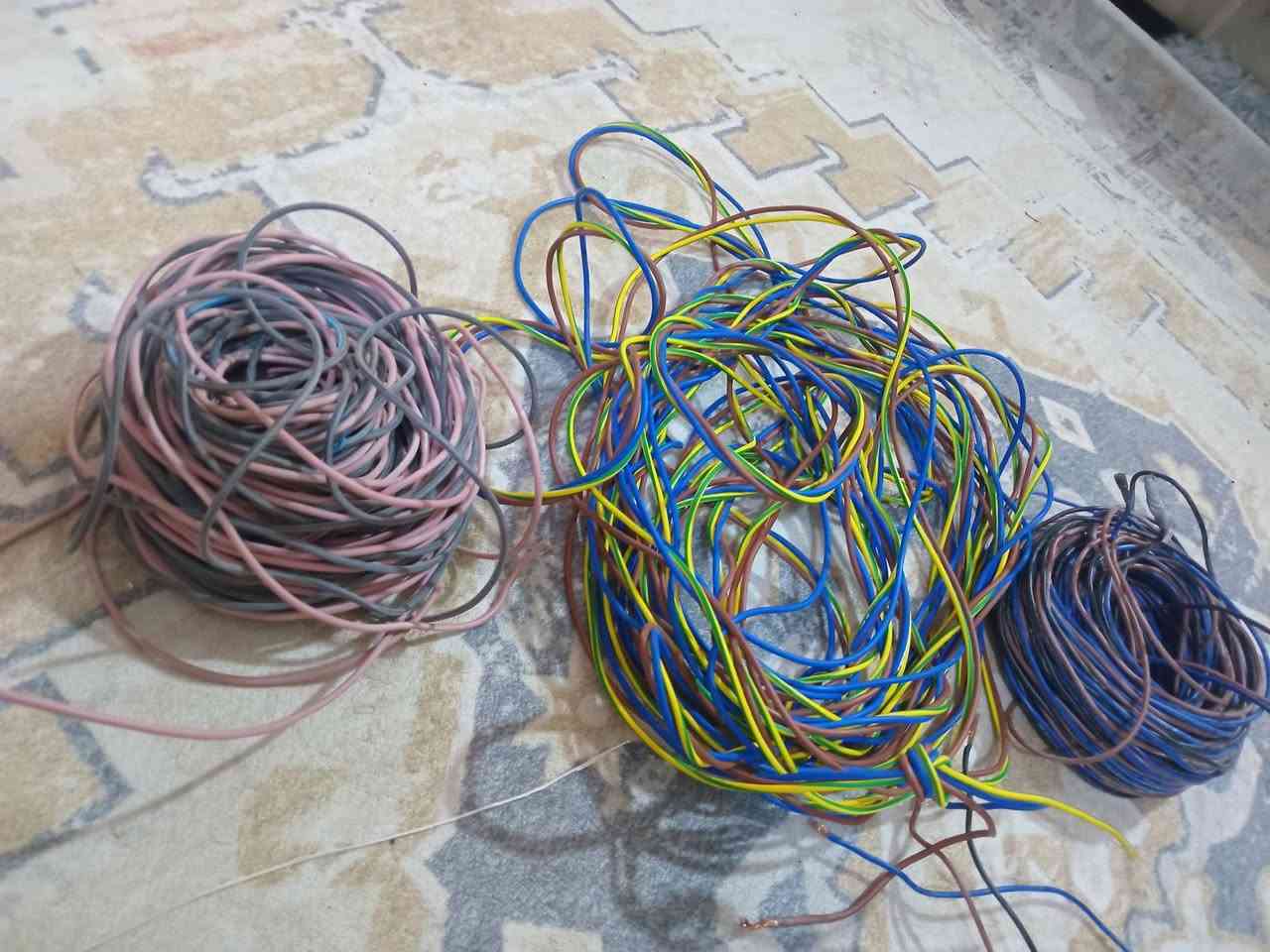 سنكل شعري  للبيع  قطع ٤٢ متر و٥٧ متر و٤٠ متر حجم ٢ونص 
العنوان بغداد البلديات  ***********
