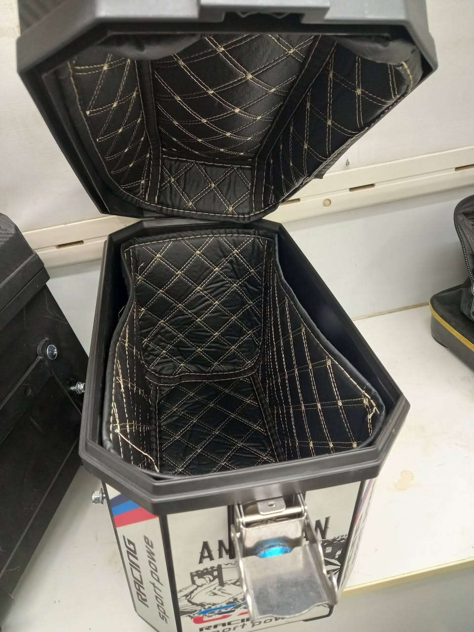 سلام عليكم اخواني الاعزاء جنط صفاحيات بالكارتون جدد  بعدهن مفاتيحاتهن بسلفون وستاندات وياهة جاهزة جيب وشد استعنال يومين شديتهن يومين وبعت الدراجة اختهن اب ١٠٠ الف يومين وفكيتهن ٧٥ الف الريدهن اخوان بالكارتون جدد دور بسوك سعرهن ١١٥ هسة اسعارهن زلغ مابيهن تلفوني *********** موبايل  واني خادم
