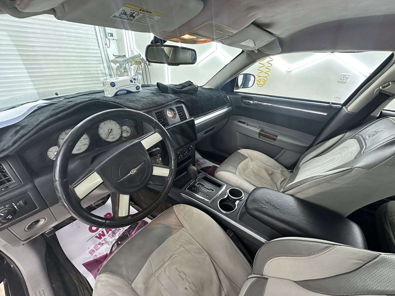 السلام عليكم. اوباما 2010 اصل اربع جوكات  رقم اربيل سياره بدون حادث فقط تكحيل مقدمة القماره وشويه من التكمه نتيجة تكشير الصبغ  السياره عليهه ادامه كير ومكينه خير من الله ونصبتهه وغرفتهه جديده وحلوه وب العافيه على الي ياخذهه 
*********** 
ومتواجد ع الفيس ايضا 
لتخافون مو من جماعتة الي اخاف من السعر
سعر السياره ١٢٥ ورقه  
والخير فيما اختاره الله
