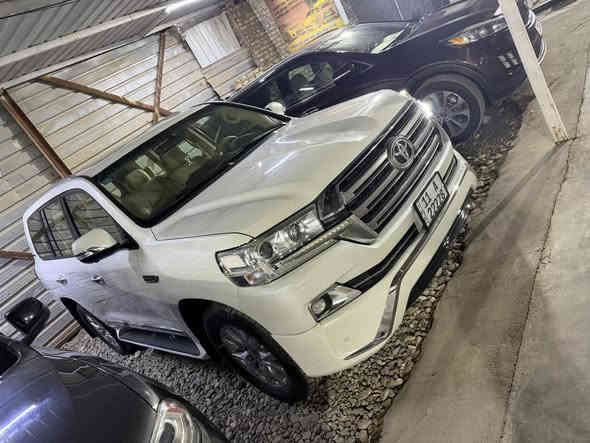 السلام عليكم للبيع تيوتا لاندكروز  2017 شركة جيهان مكفولة كفالة عامة رقم بغداد مميز باسمي بيع او امراوس بلاندكروز من موديل 22الى 25 ماشية 140 السعر 540 مع الرقم المميز مكان السيارة ذي قار قضاء الرفاعي ***********/***********
