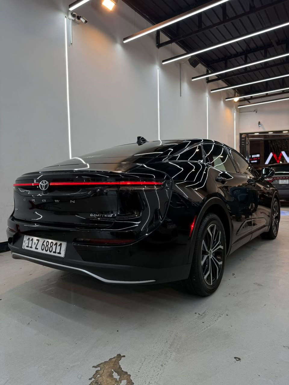 � للبيع: Toyota Crown 2023 🚗
او موراوس برانكو 

🔹 الموديل: 2023
🔹 النوع: تويوتا كراون
🔹 المحرك: 2.5 لتر هايبرد (4 سلندر)
🔹 القوة: حوالي 236 حصان
🔹 ناقل الحركة: أوتوماتيك CVT
🔹 نظام الدفع: دفع رباعي (AWD)
🔹اللون الخارجي: (اسود)
🔹 اللون الداخلي: (جلد احمر)

✨ المواصفات:
• شاشة معلومات وترفيه كبيرة مع نظام 
• نظام صوتي jbl
• حساسات أمامية وخلفيي
• مثبت سرعة راداري
• نظام المحافظة على المسار
• فتحة سقف (بانوراما)
• مقاعد جلد فاخرة مع تدفئة وتبريد
• دخول ذكي وتشغيل بصمة
• إضاءة LED كاملة
• نظام الفرملة التلقائية
• تنبيه النقطة العمياء
• تنبيه التصادم الأمامي
• وسائد هوائية متعددة

📌 الحالة: (ممتازة / شبه جديدة)
📌 السعر: (٢٩٠)$ ورقه 
📌 الموقع: بغداد 
الشراي يتفضل خاص ❤️

‭٠٧٨٣ ٨٠٠ ٢٢٣١‬
