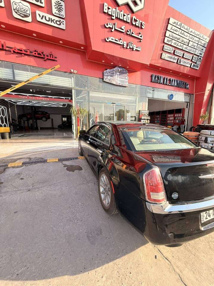 الأكثر انتشارًا)

* المحرك: V6 Pentastar سعة 3.6 لتر
* القوة: 292–300 حصان (حسب الفئة)
* العزم: 353 نيوتن.متر
* ناقل الحركة: أوتوماتيك 8 سرعات (في معظم نسخ V6)
* الدفع: خلفي أو رباعي (AWD) حسب الفئة.

2. Chrysler 300C بمحرك HEMI V8

* المحرك: V8 HEMI سعة 5.7 لتر
* القوة: 363 حصانًا
* العزم: 529 نيوتن.متر
* ناقل الحركة: أوتوماتيك 5 سرعات.
* الدفع: خلفي أو رباعي حسب الفئة.

التجهيزات الشائعة:

* مقاعد جلد كهربائية.
* شاشة لمس مع نظام Uconnect.
* كاميرا خلفية وحساسات.
* مثبت سرعة.
* فتحة سقف في بعض الفئات.
* نظام صوت فاخر في الفئات الأعلى.

المميزات:

* سيارة واسعة ومريحة.
* محرك 3.6 لتر قوي واعتمادي.
* قطع غيارها متوفرة وأسعارها أقل عادةً من السيارات الألمانية

الهاتف  *********** 

السعر ١٤٥٠٠$  ١٤٥ ورقة
