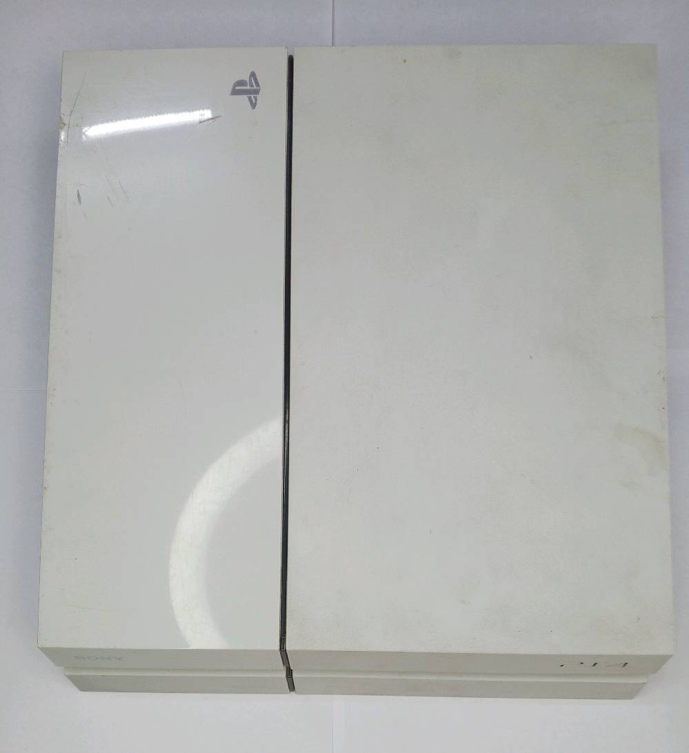 السلام عليكم بلاي ستيشن 4 فات 
تجي وياة جويستكات 2 وحدة بيضة وحدة ذهبية وكابل ال HDMI 4k وتجي وياه قرصين واحد لعبة كول اوف ديوتي ولعبة حرب مترجمة باللغة العربية 