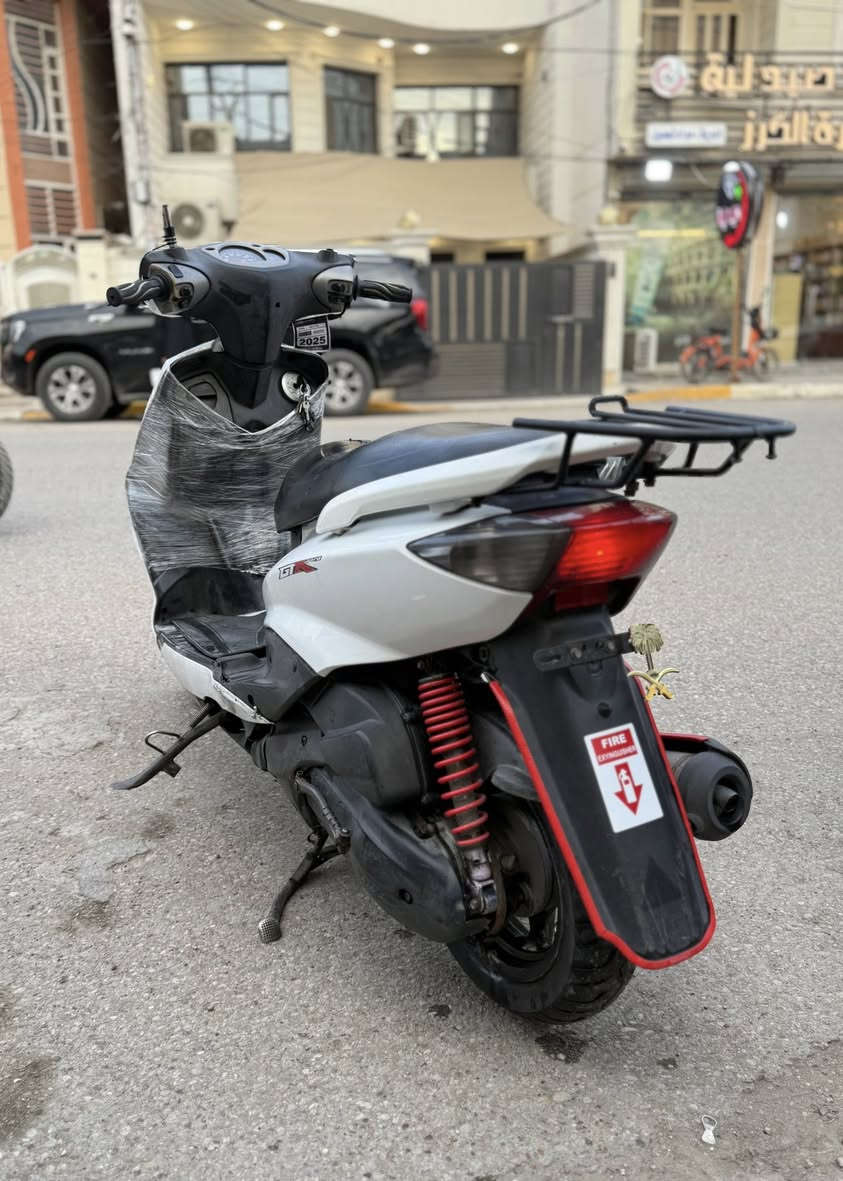 السلامُ عليكم
سكنس نثيه للبيع دراجه حلوه كلش نضيفه مكينتها حلوه كابريتر بلادي دراجه مملعوب بيها على وضع الرنبه كهربائياتها كلها شغاله شلعه معدل كلشي بيها مرتب لايت زنون لونين ابيض واصفر ابيع هيه وغراضها ( جادر + بم تاير + جفوف وقفل )  كفرها  الامامي بي فطرو والجاملع مكسور . الدراجه موجود منفسيها ومكاتبه 
سعرها 580 وبيها مجال 
عنواني بغداد الحريه او ساعة عدن 
رقم الهاتف : ***********
