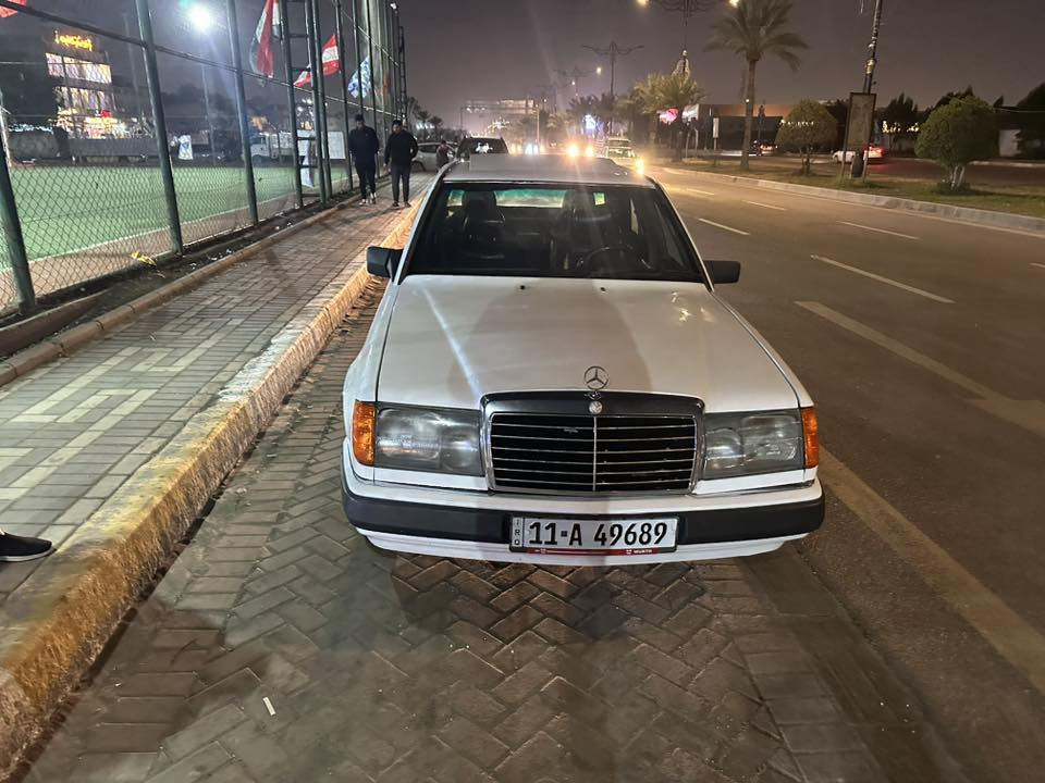 السلام عليكم مارسدس مديل90.                                             صبغ عام جديد غرفه جديده كهربايه   فتح سقف شغاله        مكينه vvt مكان سيارة بغداد مامتواجد على تواصل  فقط رقم ***********.  سعر 55 وبيه مجال
