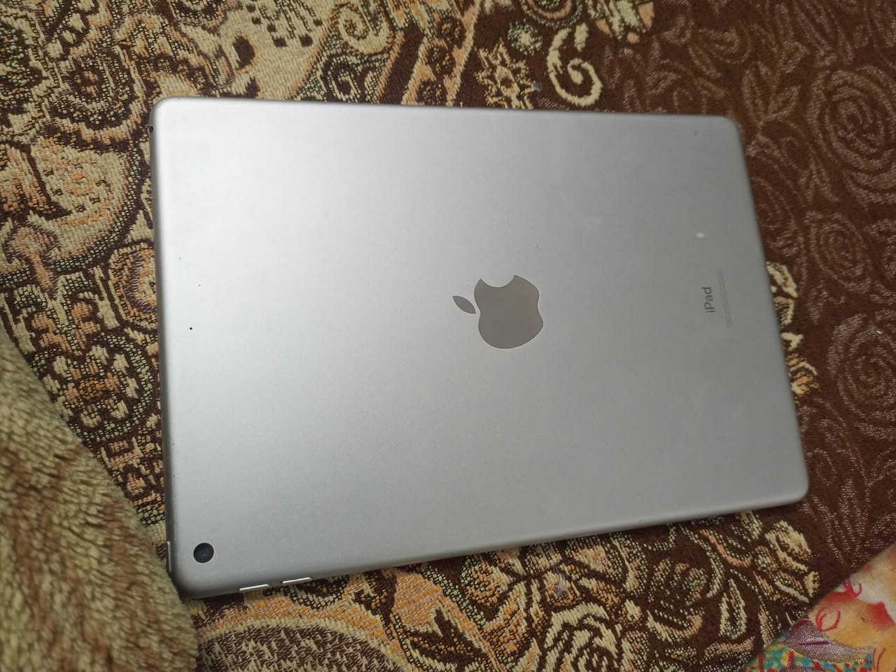 ايباد 9للبيع ايباد نضيف ما صارلي 4تشهر من مشتري بس هامله  ذاكره 64 شاشه اصليه ولبطاريه اصليه شاشه ما بيه خدش نضافته 80 /..100 ..مكاني بغداد شعله سعر 325 وبي مجال .. هاذه رقمي بس واتساب***********
