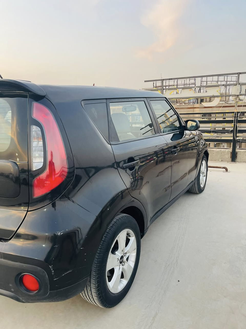 للبيع صول مديل 17وارد امريكي
محرك 1600gdi كير كفالة ادامة كاملة  صدر جديد دواخل اسود ورصاصي نضيف تايرات امامي جدد باله  

سيارة مرتبه بدون آيٰ نواقص تدفئة تبريد ثلج 

رقم بغداد تحويل مباشر غرامات عليهه 700 الف تنزل من حسابهاا السعر117 وبيها مجال. 

العنوان واسط  الصويرة 

***********
