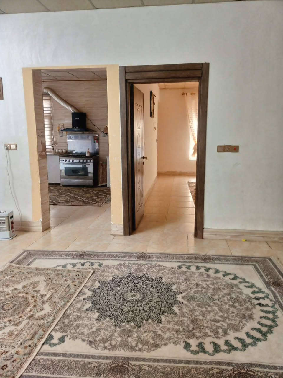 سلام وعليكم 
دار للبيع خانقين جبراوه
المساحه 210م
ظهر البيت على الشارع العام 
يبعد مسافه 300م تقريبا على بيت بكر جاو شين 
مواصفات الدار 
غرفتين نوم  وموزع جبير واستقبال  ومطبخ  وگراج كبير وحديقه
يحتوي الدار على بير ماء  
فول كاشي وسقف ثاني 
السعر …38 وبي مجال شويه 
للطلب على الرقم ***********
وهاي بعض صور الدار

