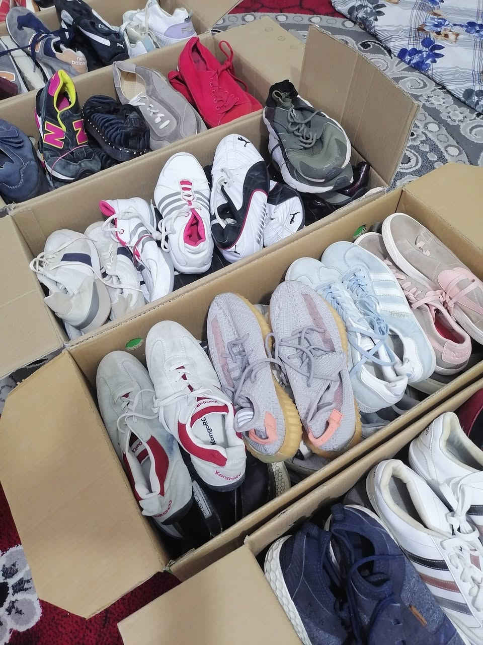 السلام عليكم احذيه باله للبيع شلعه 190 قطعه القطعه بثلاثه شيء على شيء عنوان ديوانيه  يوجد توصيل  ***********
