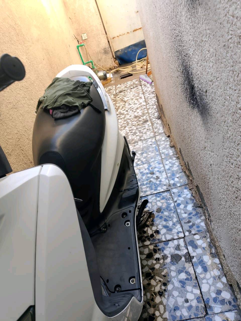 دراجة نارية مستعملة بحالة جيدة، اللون أبيض مع بعض الألوان الإضافية. مناسبة للاستخدام اليومي ومريحة في الاستخدام داخل المدينة. تتسم بكفاءة الوقود والرخص في الصيانة. مقعد مريح مع سعة تخزين تحت المقعد لحفظ الأشياء الضرورية أثناء القيادة. الدراجة موجودة حاليًا في العراق وجاهزة للبيع.