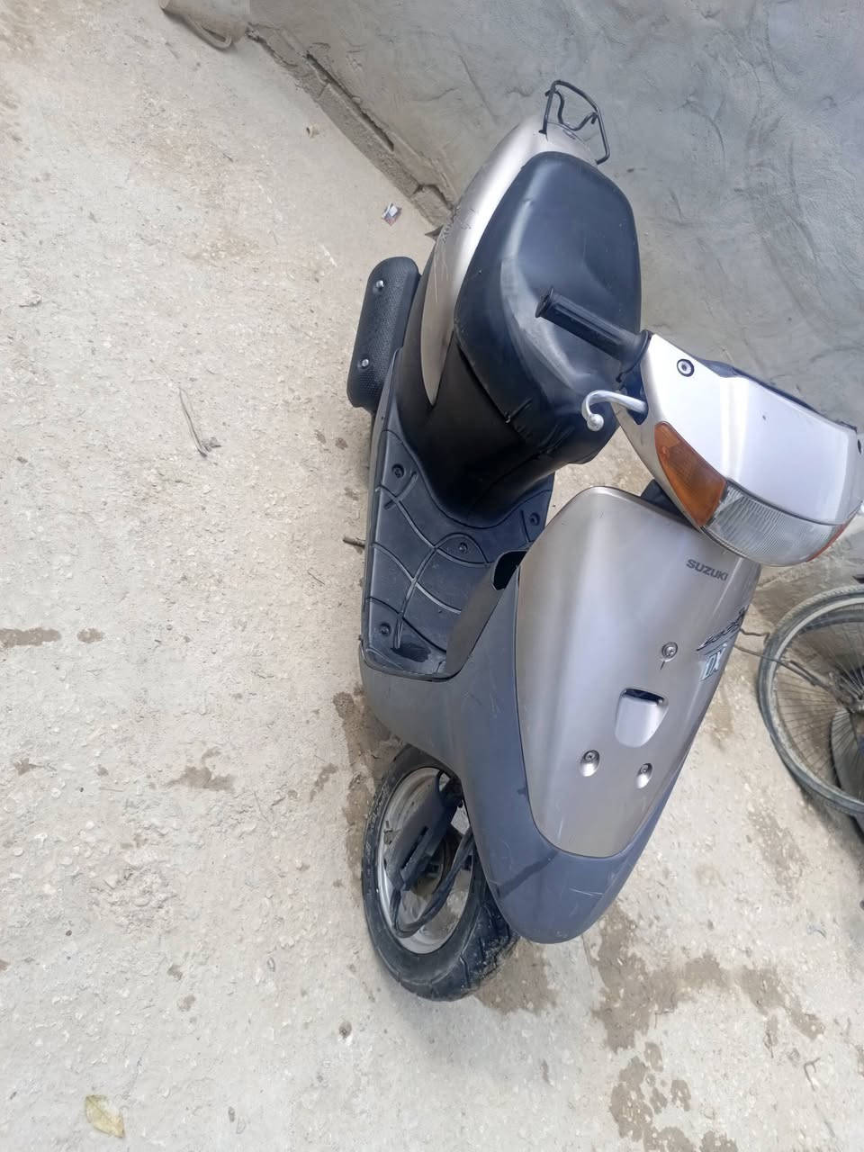 السلام عليكم دراجه بطه ساسوكي للبيع اومراوس بيه خربطه بل كابىريتا السرعه ٦٠شغاله مكاني قرب مشتل العتبه العباسية رقم ***********
