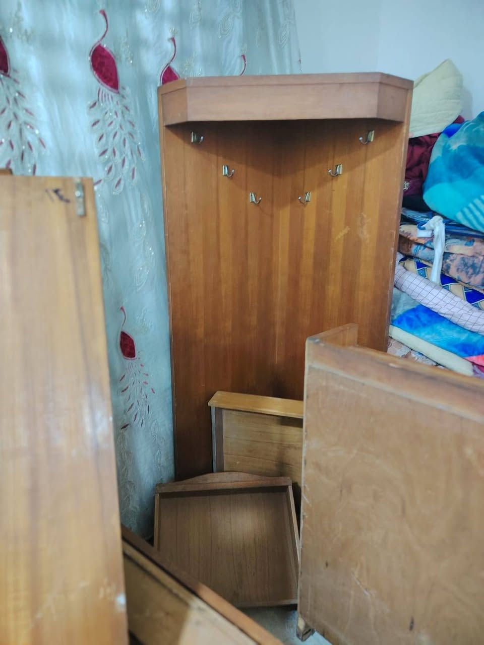 غرفة نوم للبيع نقص كنتور خشب اصلي ثكيل السعر خاص او واتساب ***********
