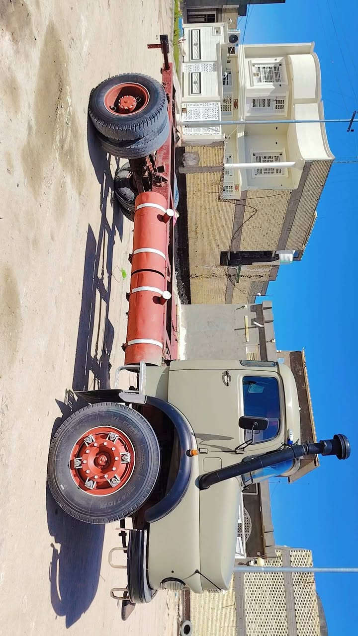 للبيع قجمه تك بلادي اصل 80 سياره جاهز قماره مصبوغ جماليه شاصي خام جديد مكينه ستندر ساندر كير عادي
سياره بسمي
***********
***********
