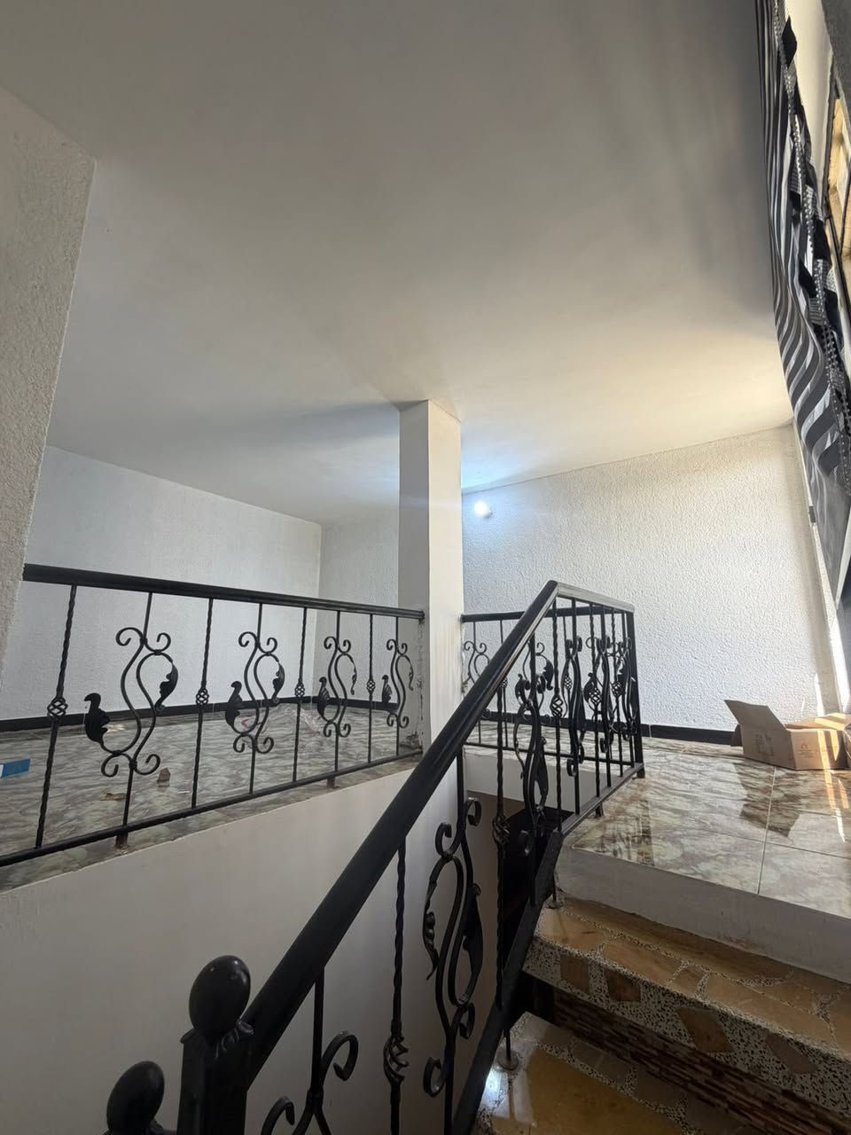 السلام عليكم
بيت للايجار مساحه 50متر 3طوابق 
يتكون من مطبخ وصاله وصحيات ومنور 
الطابق الثاني غرفتين نوم كامل من جميع النواحي 
سخان معه صحيات كامله وصبغ جديد وسجج بردات 
بس جيب الغراظ وكعد للستفسار ***********
