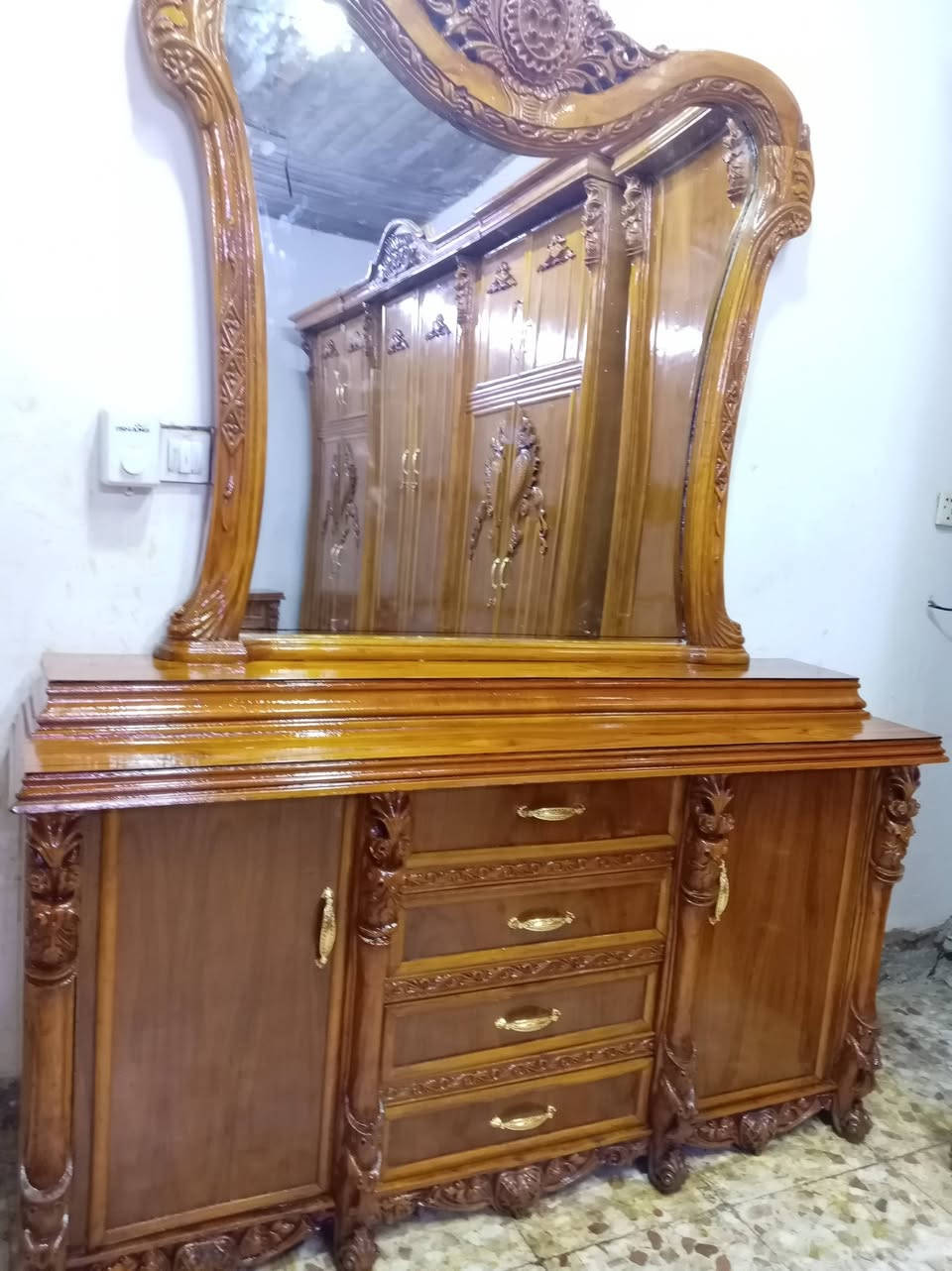 مكلف بلنشر غرفه تسكام نجاره صاج درجه أولى زان مصري جعب الغزال سبع قطع مليون و300 وبيه مجال مكانه حله للإستفسار الاتصال بلرقم ***********
