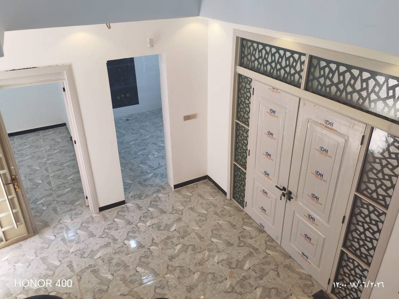 🏡 دار للبيع – زراعي 
📍 الموقع: مقابل قريت الغدير رقم العمود 258
📐 المساحة: 100 متر مربع 10×10طابقين
🏠 تتكون من: ✔️ 3 غرف نوم
✔️ صالتين
✔️ استقبال
✔️ مطبخ
✔️ مجموعة صحيات عدد 3
🚗 موقع مميز جداً،  على شارع بعرض 14م، وقريب من جميع الخدمات.ارصفه مقرنص انترنيت ضوي مولده وطني اناره ليليه  ماي خدمات بلديه 
🏗️ البناء صب كونكريت وبمواصفات هندسية ممتازة، شغل درجة أولى.
للتواصل ***********
واتساب***********
