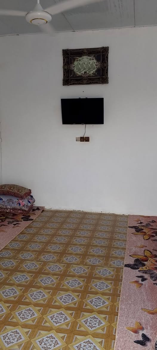 السلام عليكم دار للبيع النعمانيه بالمتنبي طابو زراعي سند ٢٥ سقف سندويس المساحه ١٨٠ للاستفسار ***********
