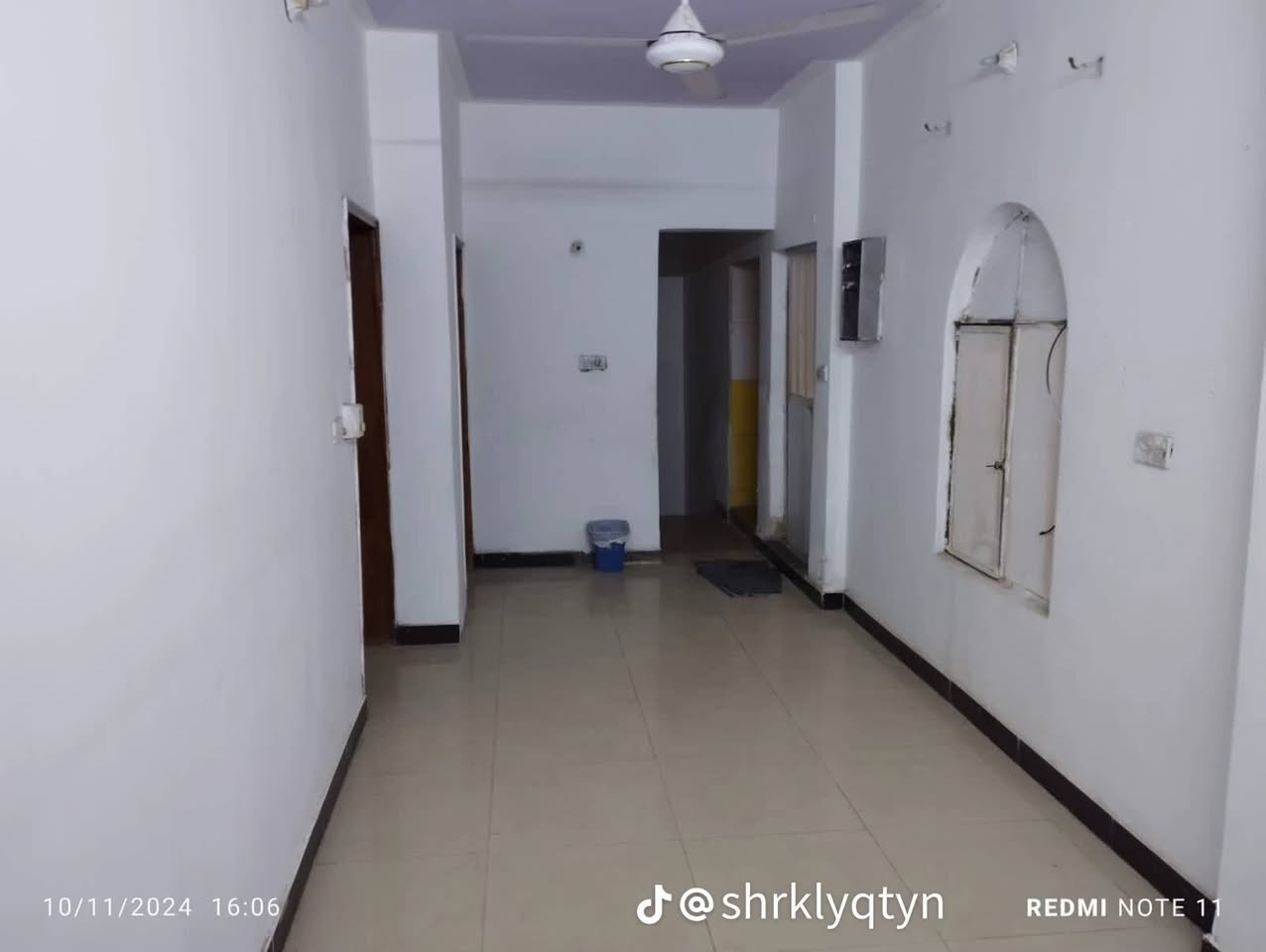 بيت للبيع طابو ملك صرف مساحة 200 متر واجهة 10 نزال عشرين بناء الفينات ترميم 2020 ارضيات بورسلين مسلح ، الطابق الارضي استقبال كبير وغرقة ملحق بالاستقبال ومطبخين حار وبارد وحمامين شرقي وغربي وترك خلفي .
الطابق الاول ثلاث غرف نوم ومطبخ وحمام غربي مشترك .
سطحين والكبير مغلف ايزوكام .
تانكيات ابو الالف اثنين وبواري مياة جديدة الامل الشريف والكهربائيات سعودي .
يباع كاملا ..مع كامل الصحيات والكهربائيات .
العنوان شهداء البياع ، الرفاق ، خلف مدرسة التنمية الدولية الصينية الجديدة ، شارع المدارس خلف اسواق زيتونة .
على طابو العامرية ملك بأسمنا .
السعر 325 مليون وبيه مجال ، الاتصال بعد الساعة 4 عصرا 
هاتف ***********
