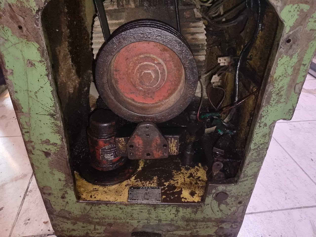 السلام عليكم تورنة للبيع ألماني المنشاء الطول متر ونصف الاستفسار على الواتساب الرقم ***********
