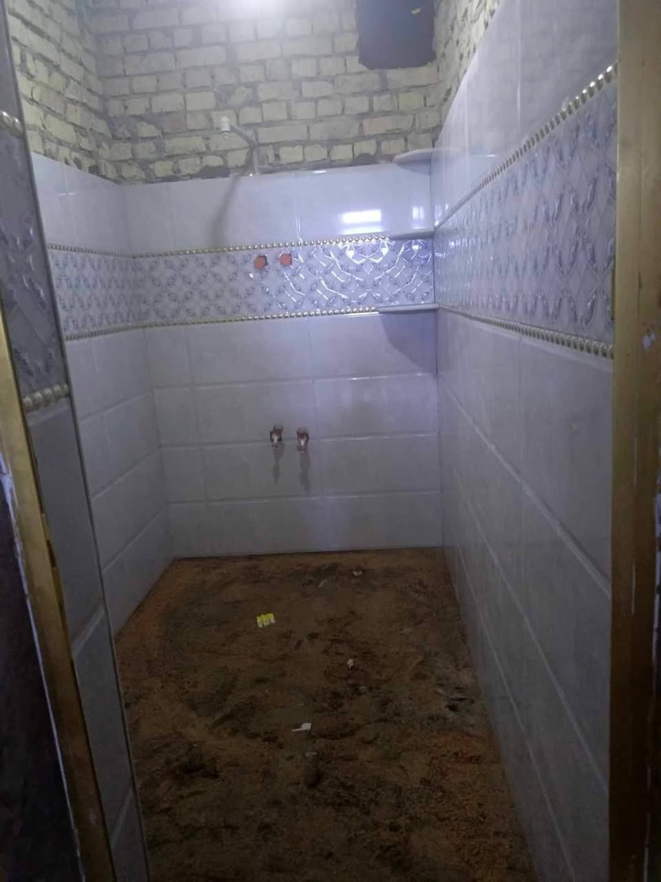 السلام عليكم خلفه سيراميك جدران و ارضي  متفرغ باليومية وبالمتر للاتصال او مراسله خاص ***********
