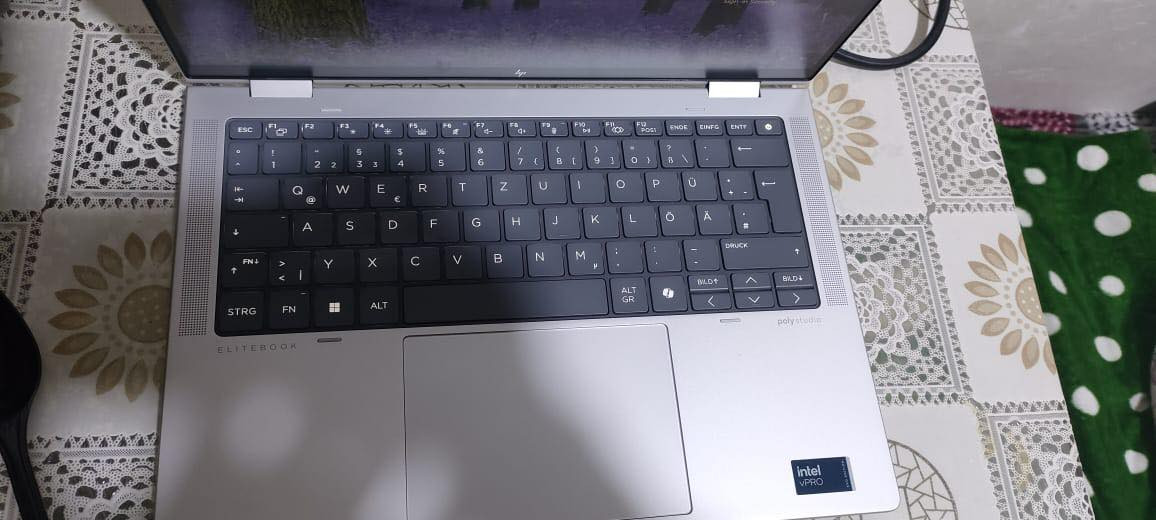 السلام عليكم
شباب عندي لابتوب جديد 
اخر اصدار 
و الموصفات واضحه مثل ما موجود بالصوره
شاشة لمس + قلاب 
كامل كارتونه و غراضه 
شاحنة تايبس الاصلي شركة 
للتواصل مع الصفحة
او الاتصال 
***********
***********
