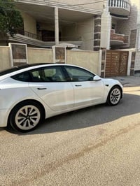 تسلا 3 2023 تك ماطور ابيض داخل ابيض اون لاين اخر تحديث ماشيه 63 الف كي...