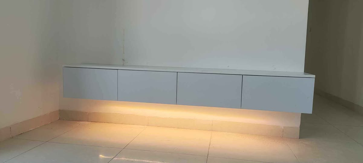 مێزی تیڤی بە ڕەنگی ساجی و سپی بە هەردوو شێوازی هەڵواسین یان قاچی هەبێت دوو مەتری نرخی 75 هەزارە
مەترو نیوی نرخی 60 هەزارە گڵۆپی لیدی پێوەیە و گەیاندن و هەڵواسین تەنها 5 هەزارە بۆ ناو شاری سلێمانی لە بەکرەجۆم
*********** السليمانية, العراق
