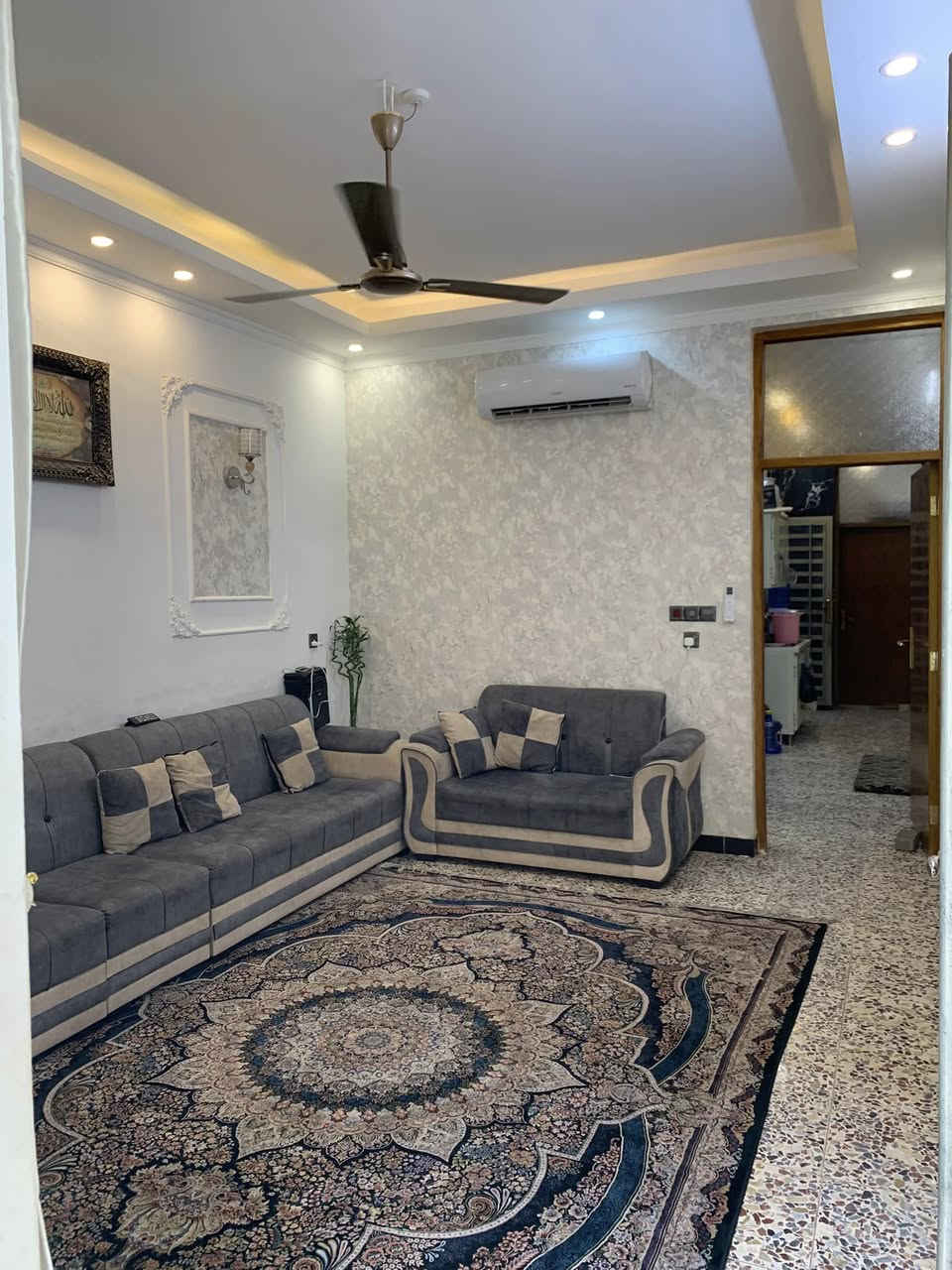 سلام عليكم نص قطعه بغداد مدينه الصدر قطاع 63 قرب مدرسه الأيمان بناء جديد ستقبال وصاله 
وغرفه ومطبخ وصحيات الطابق الاثاني غرفتين وصحيات الاستفسار رقم الهاتف ***********
