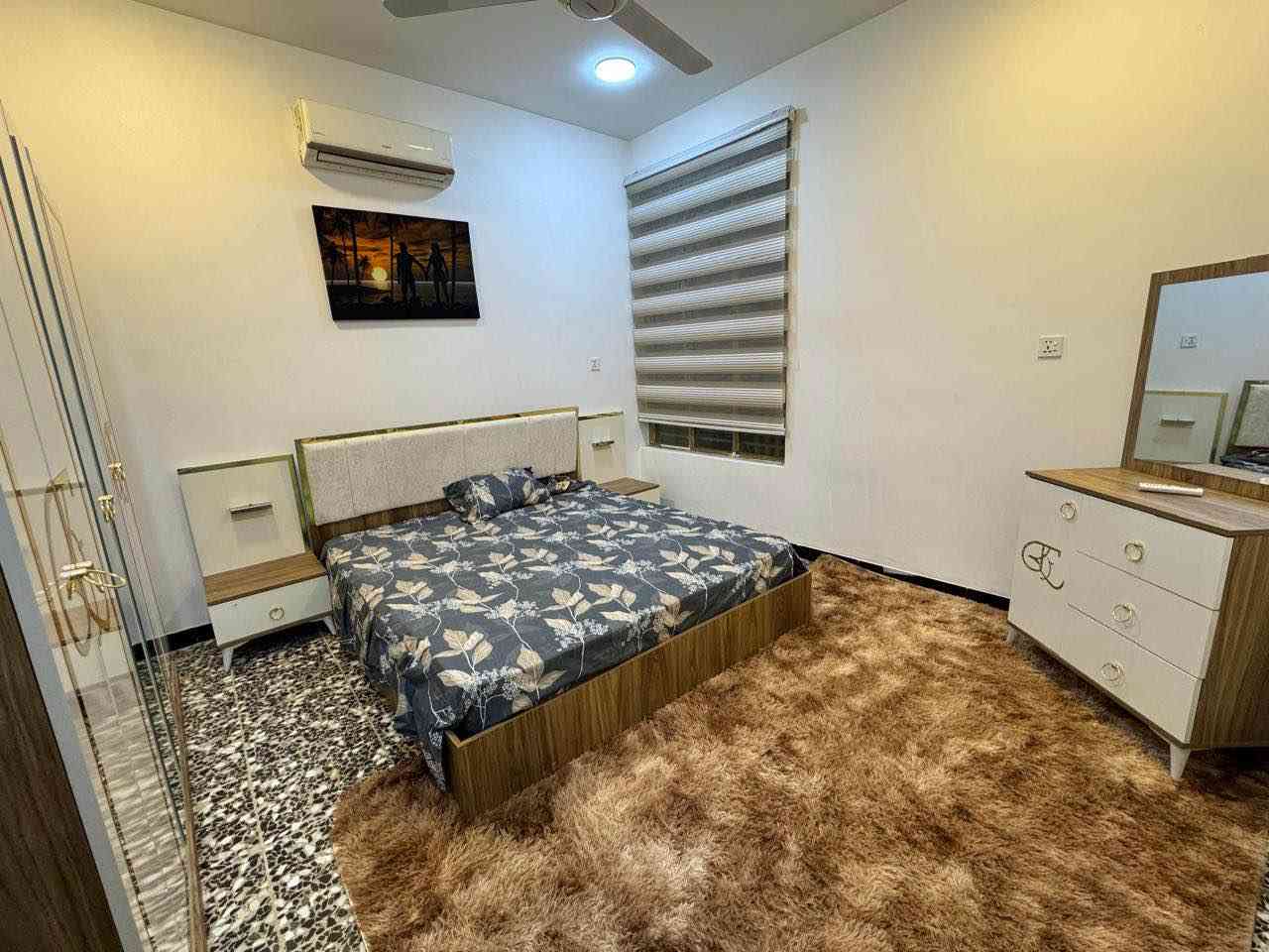 شقة راقية uhبتأثيث حديث وذوق عالٍ، ضمن بناية جديدة (صفر)، تجمع بين الراحة والفخامة، جاهزة للسكن الفوري، مع توفر جميع الخدمات.

تفاصيل الشقة:
 • 3 غرف نوم واسعة (إحداها ماستر)
 • صالة كبيرة وواسعة بتصميم أنيق
 • مطبخ كبير مجهز بالكامل بأحدث الأجهزة
 • عدد الحمامات: 2
 • سبالت حديثة وأجهزة كهربائية كاملة
 • إنترنت متوفر
 • كهرباء 24 ساعة
 • الكهرباء والإنترنت مدفوعة
 • بناية حديثة وخدمات متكاملة

📍 الموقع: العدل الثانية – كفاءات الغزالية – شارع مدرسة الحكمة
💰 الإيجار: شهري ….الايجار من المالك مباشرة بدون دلاليه
شامله التنظيف مرة كل اسبوع 
📞 للتواصل: *********** بغداد, العراق
