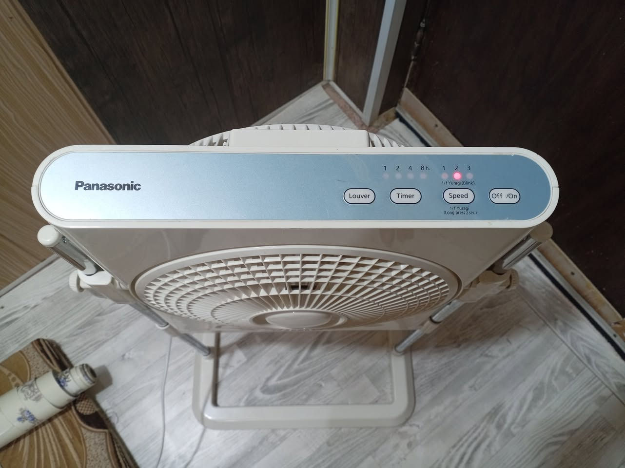 مروحة أرضية لمس نوع بانوسونيك جاءت عن طريق سفوان
 نظيفة جداً جداً يمكن التحكم في إرتفاعها

فيها ثلاثة سرع
وكذلك يمكن توقيتها لمدة ساعة أو ساعتين أو اريع ساعات او ثمان ساعات

يحيط بالمروحة ( الريشة) إطار دوار لتحديد إتجاه الهواء وعكسه

السعر 60 ألف
يوجد توصيل


**إذا كنت صاحب هذا الإعلان وتريد حذفه لأي سبب، رجاءا أرسل رسالة إلى الدعم الفني**