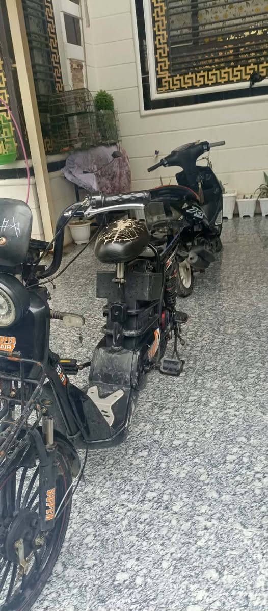 سلام عليكم
باسكل شحن للبيع 

موديل 2025

لون اسود 

بطاريات نص عمر 

مابي نقص فقط العداد ميقره 

بيع او مراوس 

السعر 250 وبي مجال 

ديالى شهربان 

***********
