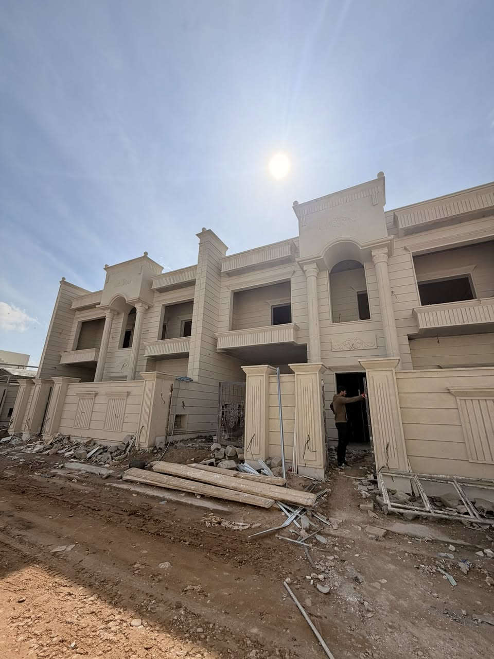 السلام عليكم 
دار لللبيع زيرو حي الضباط  خلف مشتل ريحانة 
مساحة الدار 300 الوجة 12 متر النزال 25
مكون الدار من 
4 غرف نوم 
صالة+ استقبال 
مطبخ حار+ بارد 
حديقة + كراج 
مناور + ٤ مجموعة صحية 
دار تستلمه جاهز للسكن 
شارع 12 متر 
بناء ابلوك بناء درجة اولى 
للاستفسار اكثر مراجعة مكتب عقارات و مقاولات السردام او الاتصال 
***********
***********
