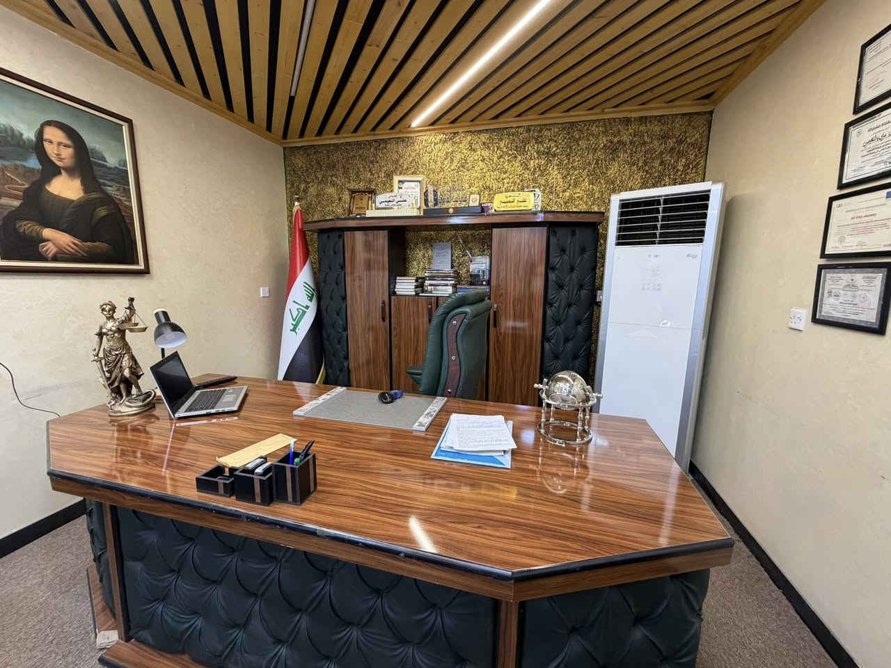 المكتب والبوفيه رئاسي والكرسي للبيع فقط عرض 240 سم وارتفاع البوفيه 180 نظيف بنسبه 90‎%‎ وهذا الضرر ااي بالصوره بالميز فقط 
المكان ساحه الدلال جسر 14 رمضان


**إذا كنت صاحب هذا الإعلان وتريد حذفه لأي سبب، رجاءا أرسل رسالة إلى الدعم الفني**