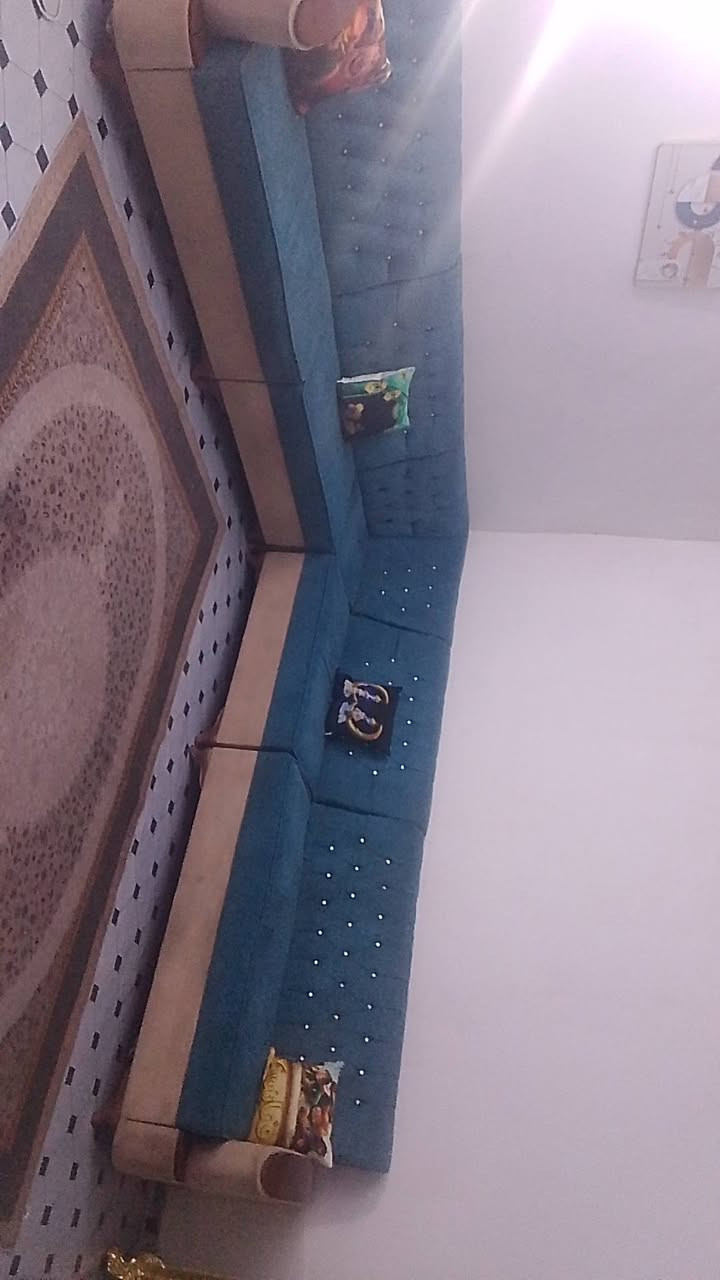 السلام عليكم تخم 10 مقاعد للبيع عيبه هاي الحرك الصغير مثل مموضح بالصورة او رجل وحدة  نقص من الرجلين ملاتة سعر 140 وبي مجال مكان زعفرانية قرب جامع الصدرين رقمي بي واتساب ***********
