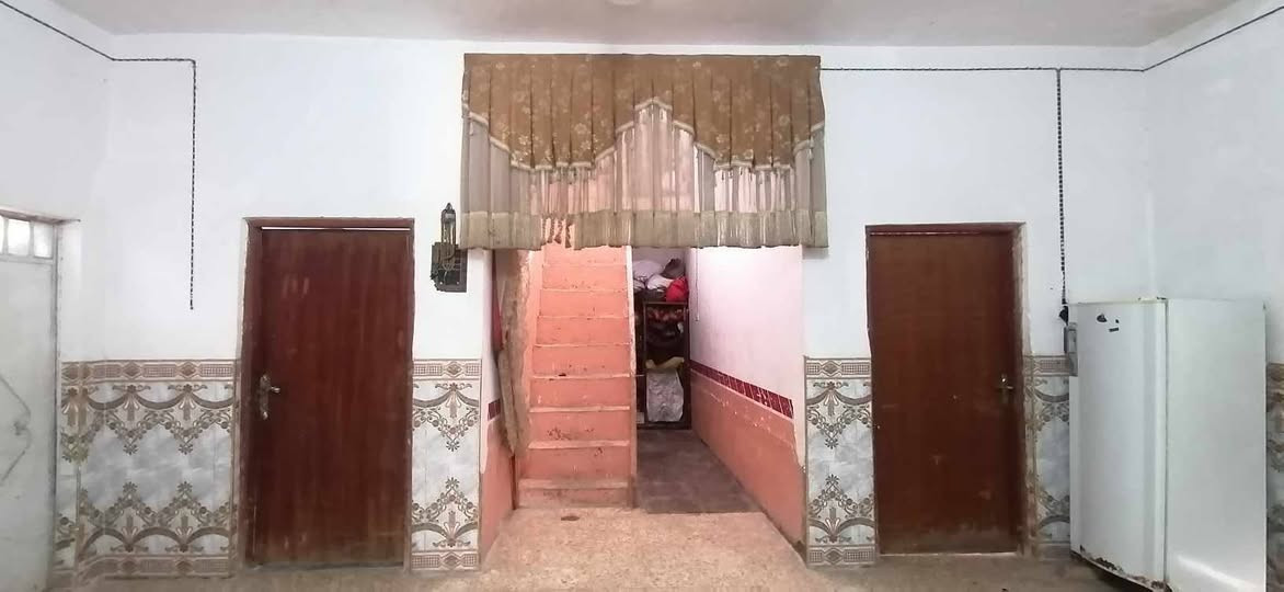 بيت للبيع ابو صخير خلف المشتل قرب مدرسه الغفران السعر 25 مليون وبي مجال للاستفسار الاتصال على الرقم ***********
