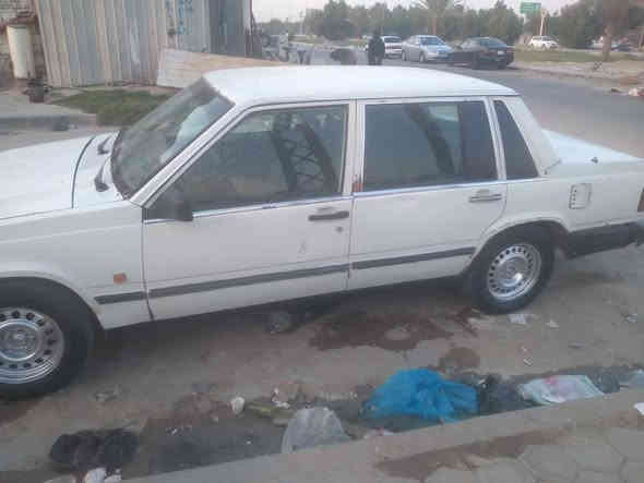 سلام عليكم فالفو موديل 86 مكينه وكير بلاد اوتماتيك رقم نجف ألماني تحويل مباشر كهربائيات وتخم تاير حداديه شواصي   بيع او مراوس ***********
