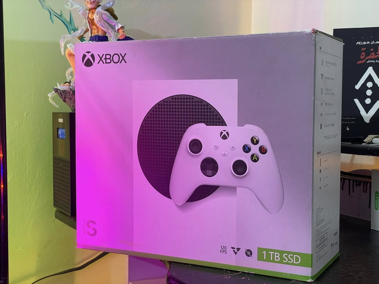 ## 🎮 للبيع: Xbox Series S (النسخة البيضاء الجديدة 1 تيرابايت) اصدار 2024/12/28 يعني 2025
السلام عليكم شباب، عندي جهاز **Xbox Series S** النسخة الجديدة اللي تجي باللون الأبيض وبمساحة خزن **1 Terabyte** كاملة (ضعف مساحة النسخة القديمة، تنزل ألعاب براحتك وبدون قلق).
### 📍 تفاصيل الجهاز:
 * **الموديل:** 2025 النسخة البيضاء الجديدة بمساحة 1TB.
 * **النظافة:** الجهاز بحالة الوكالة (أخو الجديد)، نظيف جداً واستخدام خفيف وحشمة، خالي من أي عيوب أو تصليح. ملاحضة!!! كير الايمن بي درفت اني بالنسبه اليه لاعب كود عادي ما هتميت تكدر تبدله ب 5 الف 
 * **الملحقات:** الكارتون الأصلي، الوايرات الكاملة (الـ HDMI والباور)، مع اليد البيضاء الأصلية بلاد.
### 🎁 الهدية الأقوى مع الجهاز:
 * **اشتراك قيم باس أولتيمت (Game Pass Ultimate) فعال لمدة 10 أشهر كاملة!**
   *(يعني تشتري الجهاز وتقعد تلعب مئات الألعاب القوية والحديثة وألعاب الأونلاين مجاناً لمدة تقارب السنة بدون ما تدفع ولا دينار إضافي).*
### 💵 السعر:
[500]الف دينار (وبي مجال بسـيط للطيبين).
### 📍 المكان:
بغداد، [العبيدي] (ماعندي توصبل)


**إذا كنت صاحب هذا الإعلان وتريد حذفه لأي سبب، رجاءا أرسل رسالة إلى الدعم الفني**